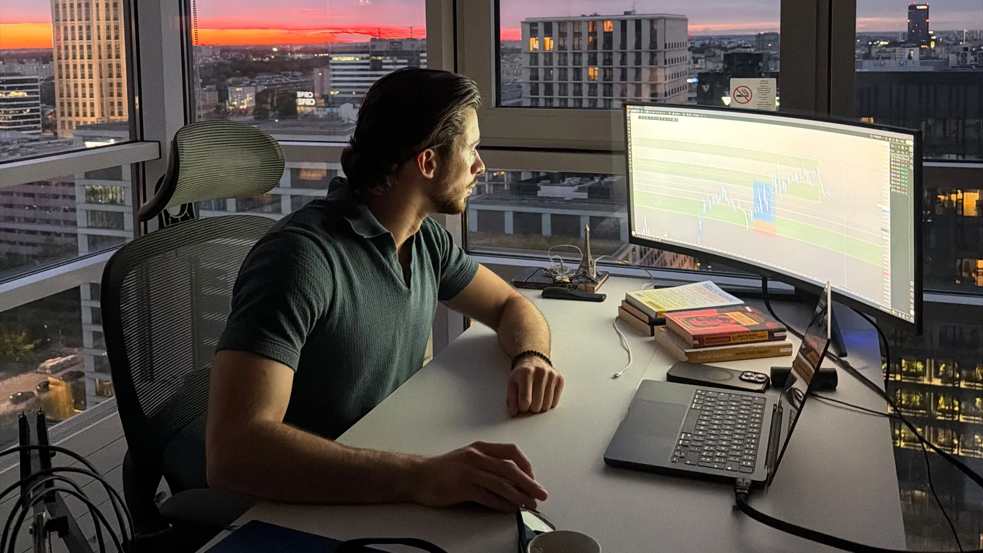 Nick Parodi analizza i mercati davanti ai grafici al tramonto